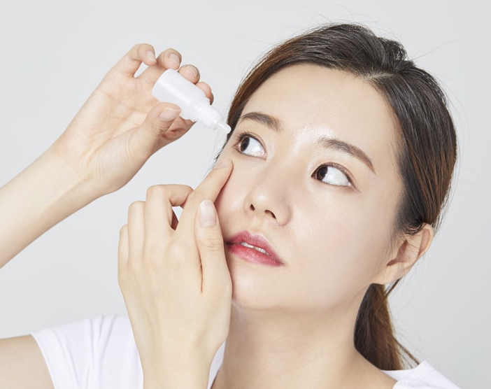 안구건조증 증상 완화를 위해 일회용 인공눈물을 점안하고 있는 모습