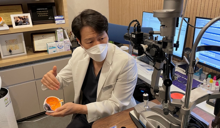 카이안과 의료진이 환자의 검사 결과를 바탕으로 라식, 라섹, 렌즈삽입술 등 맞춤형 교정 방법을 상담하는 모습