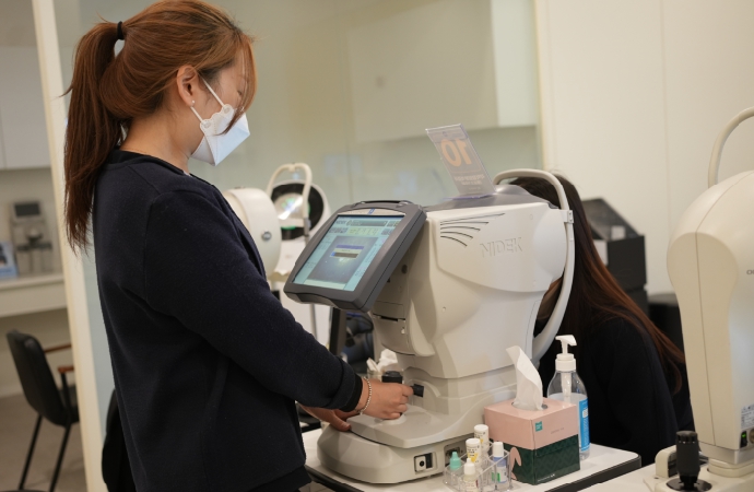 렌즈로 인한 각막 변형 여부를 확인하기 위해 각막 지형도 및 곡률을 정밀 검사하는 장면