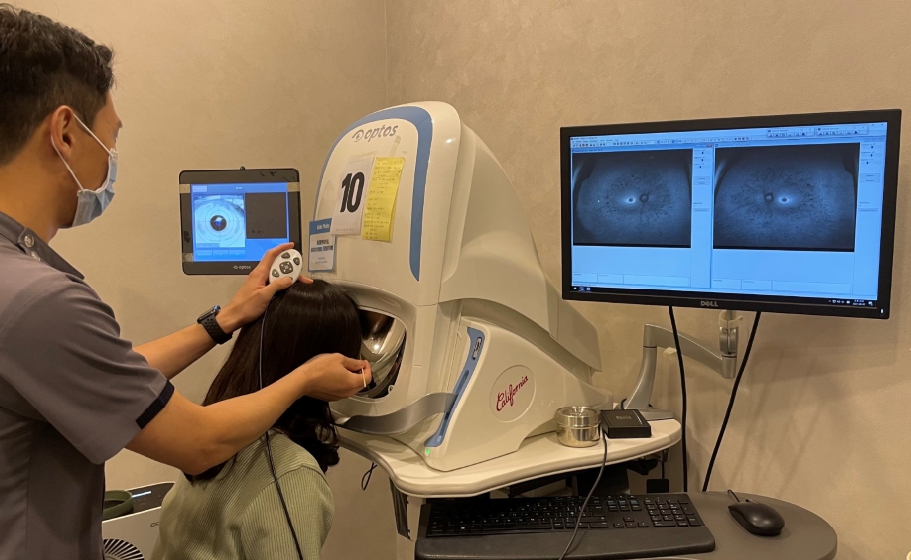 눈앞이번쩍 증상의 원인을 파악하기 위해 안과에서 정밀 검사를 받고 있는 환자