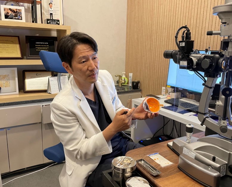 눈 피로와 떨림 원인을 설명하는 카이안과 의료진