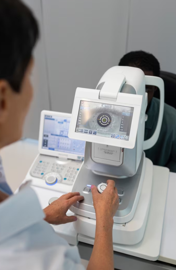 장비를 사용하여 환자의 안구 상태를 정밀하게 검사하고 있는 모습