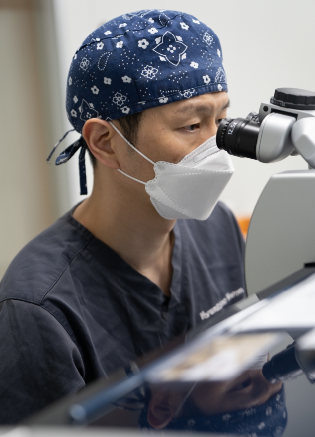 약 10초 내외로 정교하게 진행되는 스마일프로 수술 과정 장면