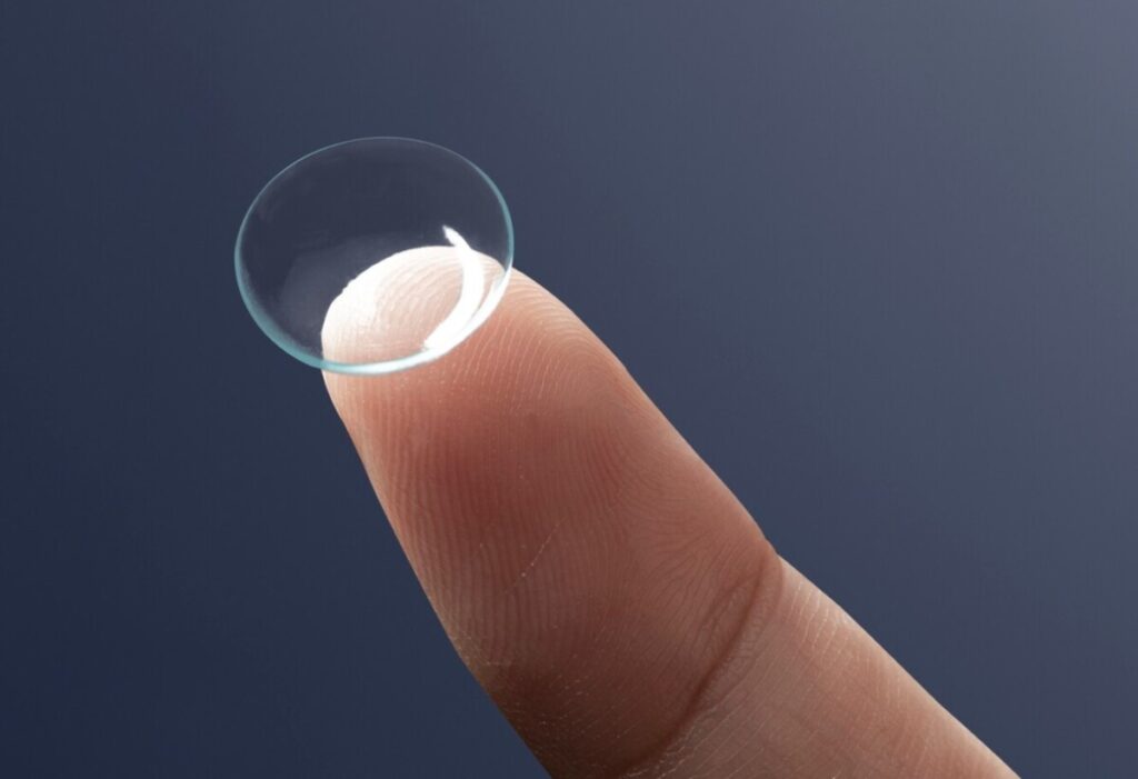 라섹 수술 후 각막 상피 보호 및 통증 완화를 위해 착용하는 투명한 보호용 콘택트렌즈