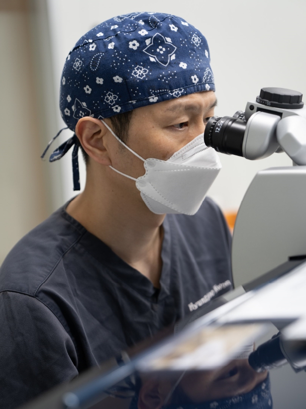 풍부한 임상 경험을 바탕으로 스마일프로 수술을 정밀하게 집도하고 있는 카이안과 대표 원장님