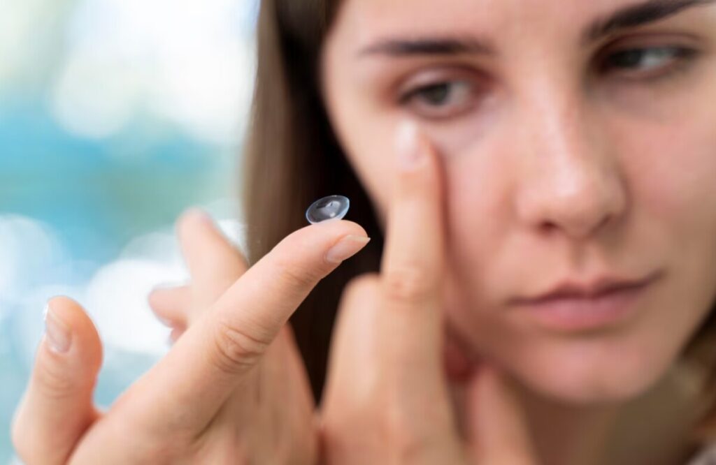 평소 시력 교정을 위해 콘택트렌즈를 착용하는 모습 