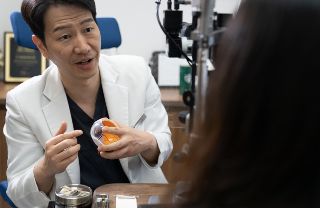 개인의 눈 조건에 맞는 렌즈삽입수술가격과 수술 방법을 고민하며 상담 중인 모습