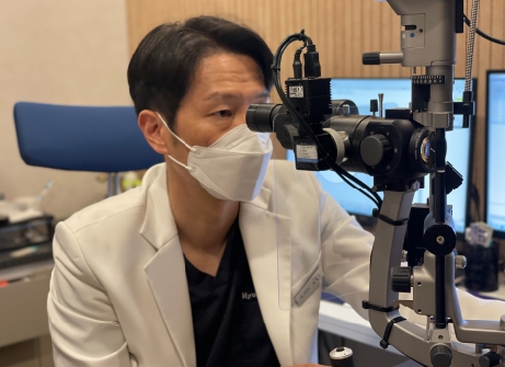 스마일라식후술로 인한 부작용 여부를 검진하는 의료진의 모습