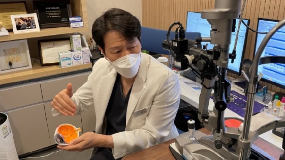라섹후관리에 대해 설명하는 의료진