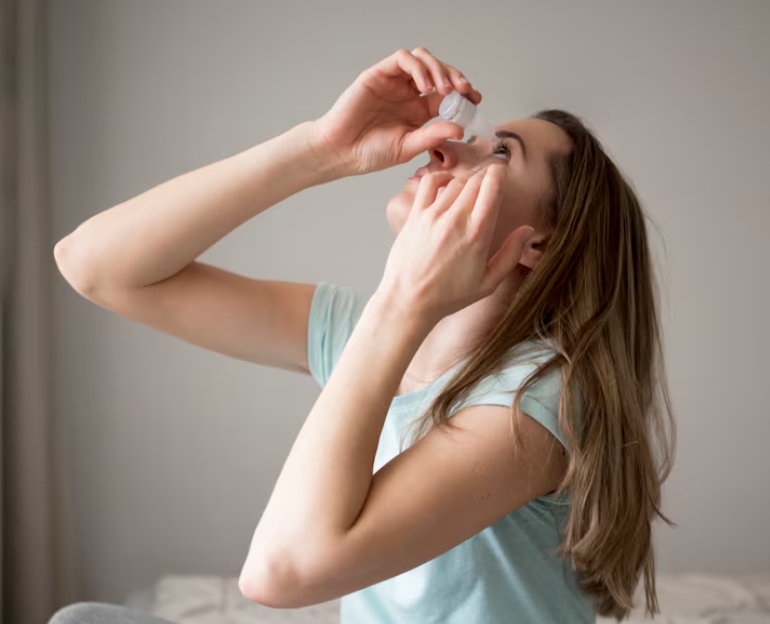 라섹후관리를 위해 안약을 점안하는 모습