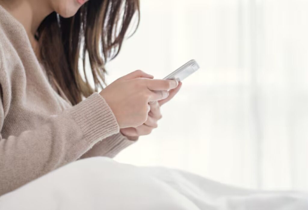 라섹후관리 수칙인 스마트폰 사용을 설명하는 이미지