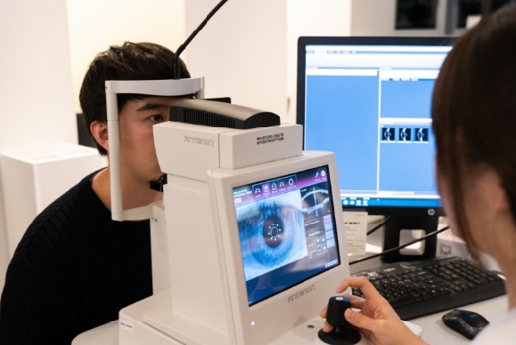 안전한 렌즈삽입수술을 위해 안구 내 공간과 각막 상태를 정밀 검사하는 과정