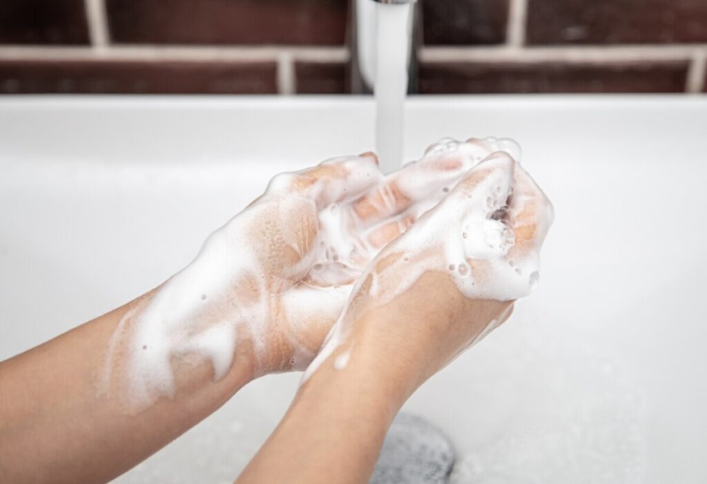 렌즈 착용 전 가시아메바 감염 예방을 위해 비누로 손을 깨끗이 씻는 모습