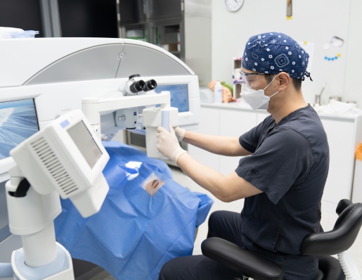 자이스스마일 장비를 다루고 있는 의료진