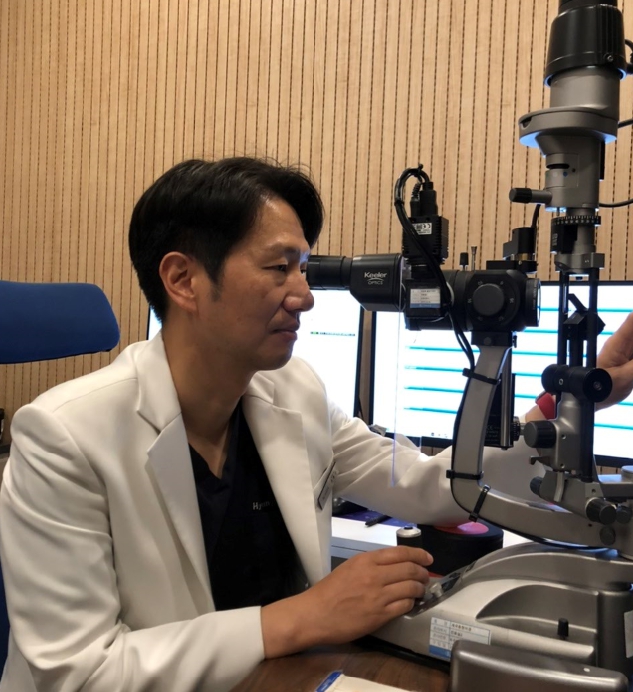 세극등 현미경을 통해 각막이영양증 여부를 진단하고 있는 의료진의 모습