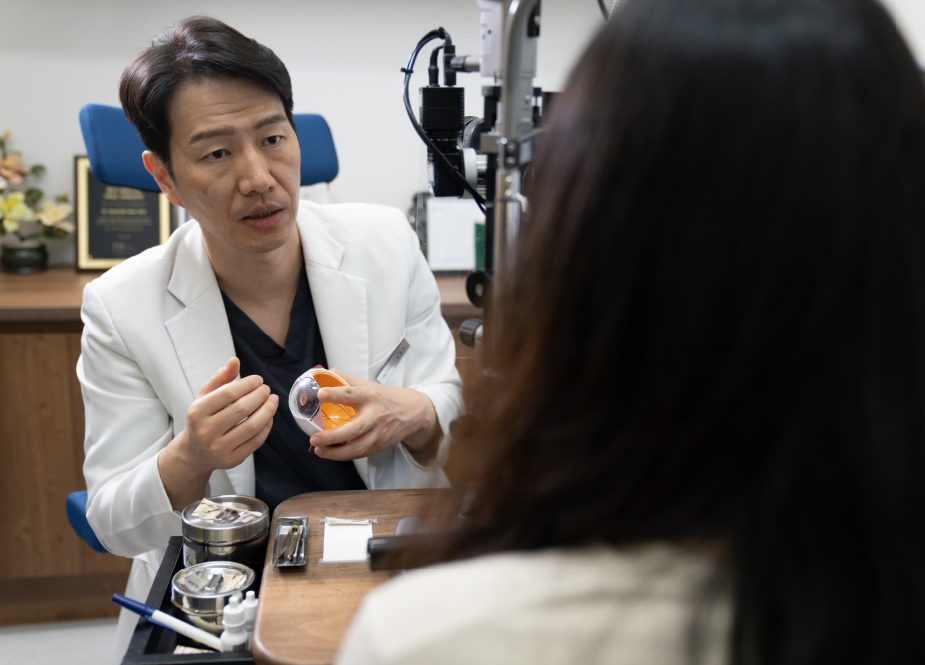 라식수술후관리 주의사항에 대해 상세히 설명하고 있는 병원 의료진