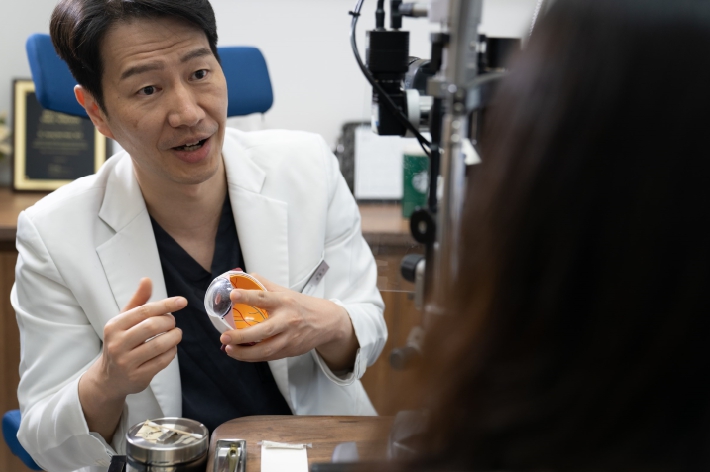 스마일라식 나이와 관련해 눈 조건 등을 환자에게 설명하는 의료진의 모습